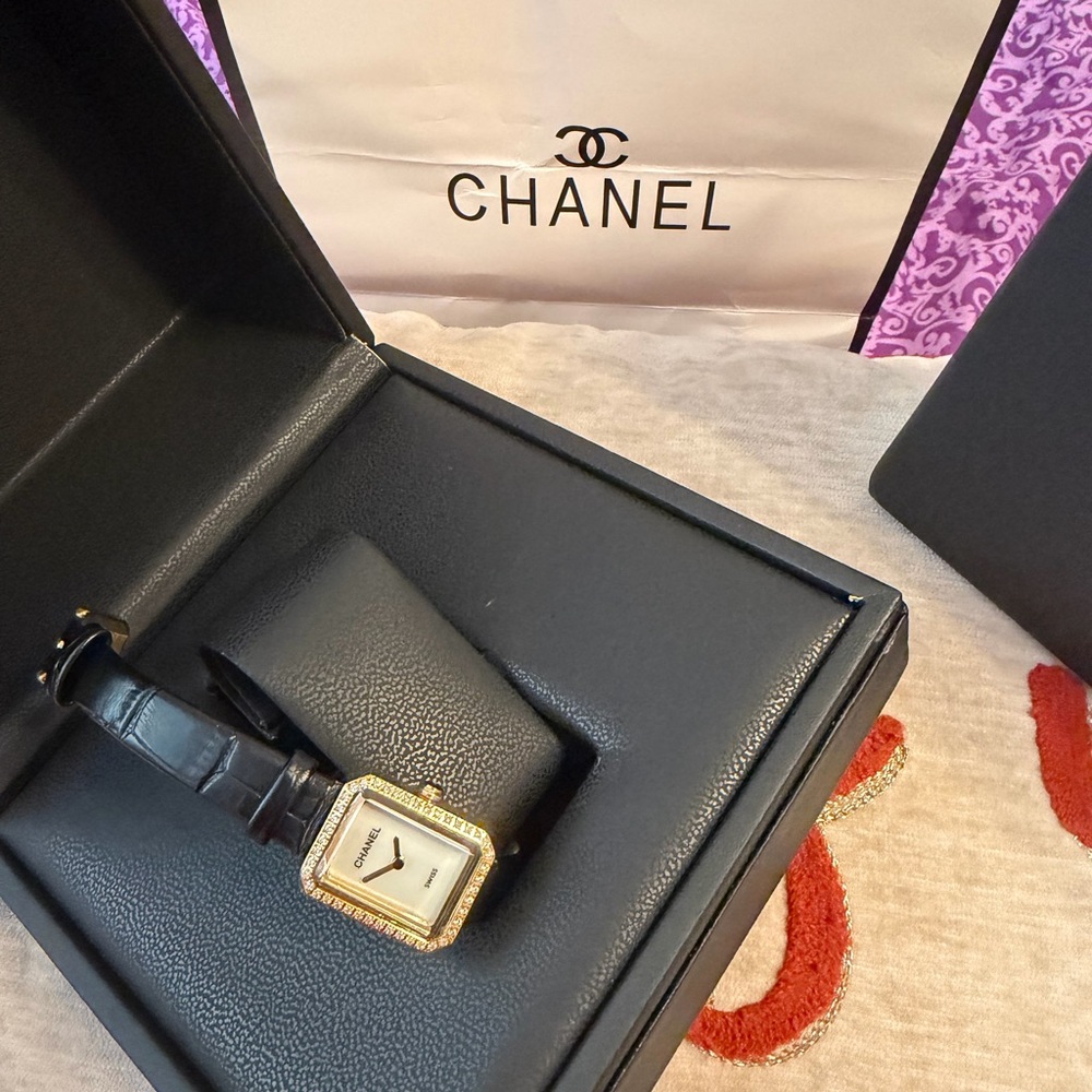 Women small wrist boyfriend watch black and gold